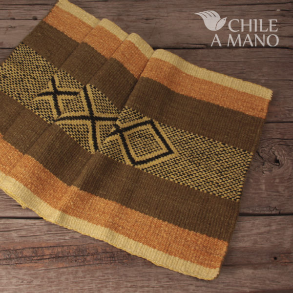 Lamas en telar Mapuche ocres