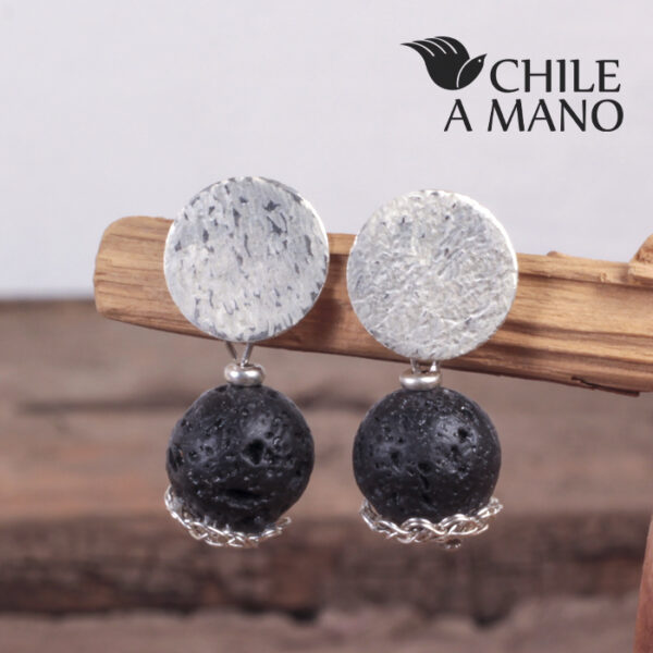 Aros de plata tejida y piedra volcánica