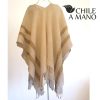Poncho de lana de oveja blanco y franjas