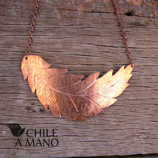 Collar de cobre en forma de hoja
