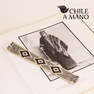 Alternative view of Marcador de libro en telar mapuche