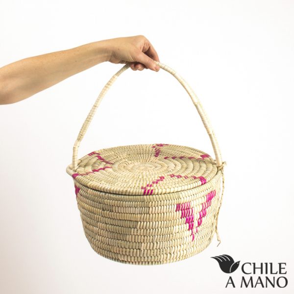 Canasto de Ñocha calado con tapa y asa - fibras fucsia