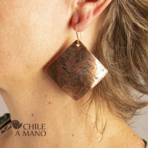 Alternative view of Set de collar y aros de cobre con rombos grabados