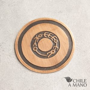 Alternative view of Posavasos de cobre con grabados