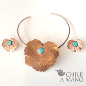 Alternative view of Conjunto de collar y aros en forma de hojas