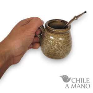 Alternative view of Mate de ceramica gres con oreja - textura panal color ocre